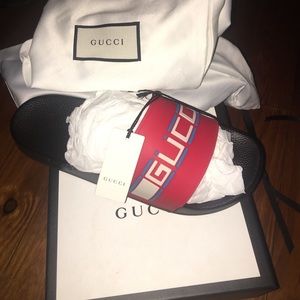 Gucci men’s stripe pool slides BRAND NEW!!